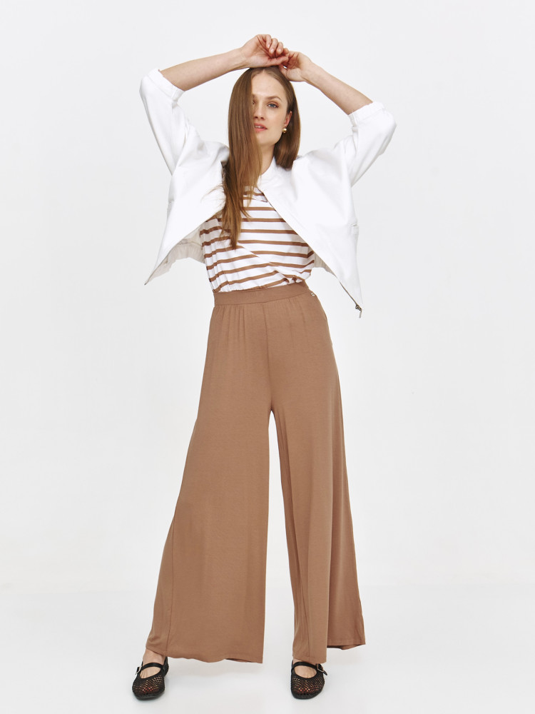 Komfortowe spodnie materiałowe z szeroką nogawką w kolorze beżowym 