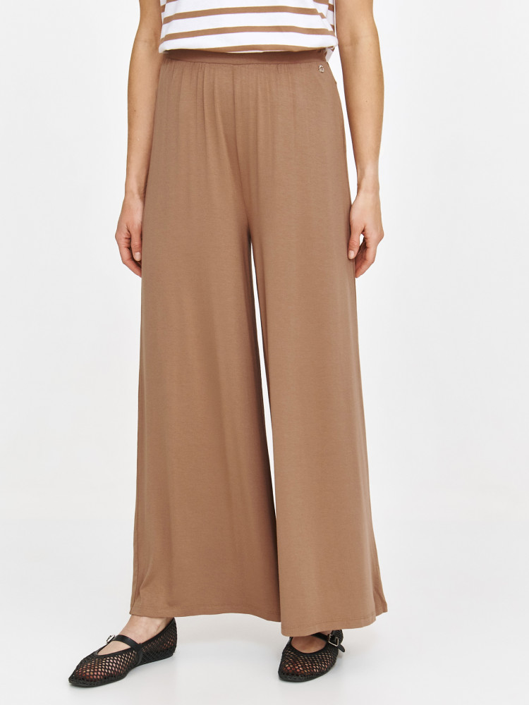 Komfortowe spodnie materiałowe z szeroką nogawką w kolorze beżowym 