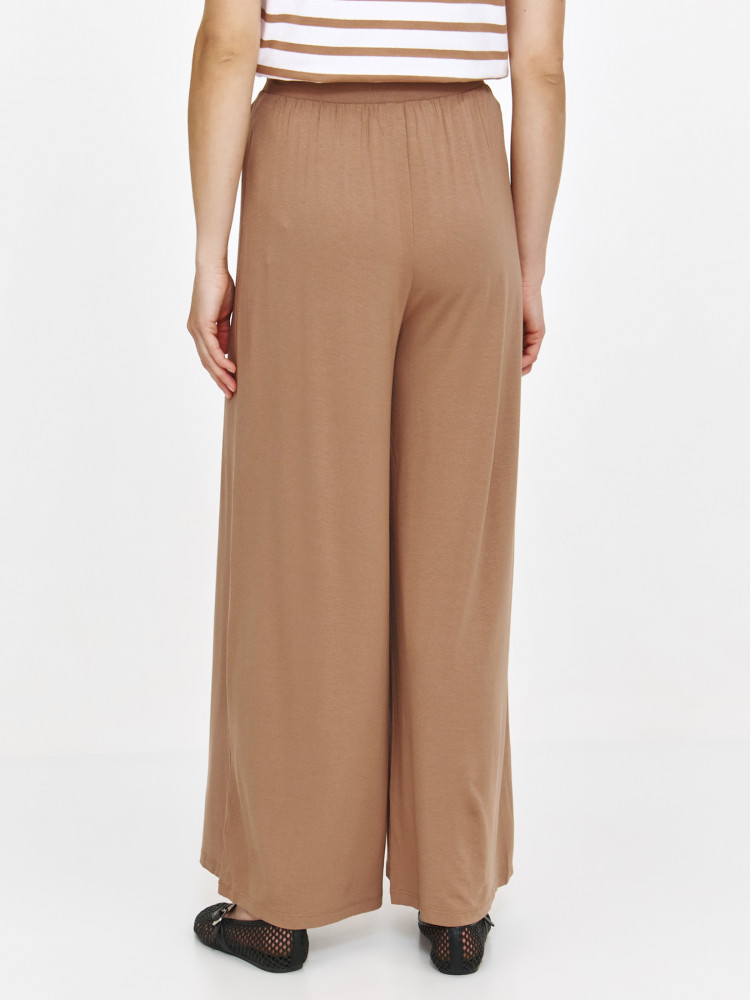 Komfortowe spodnie materiałowe z szeroką nogawką w kolorze beżowym 