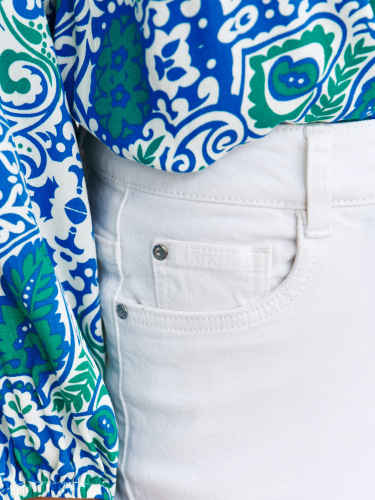 Białe spodnie jeansowe typu skinny 