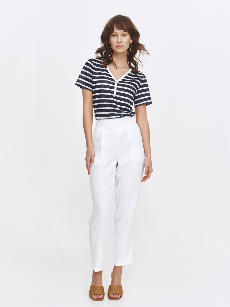 Białe spodnie z prostą nogawką w kant 