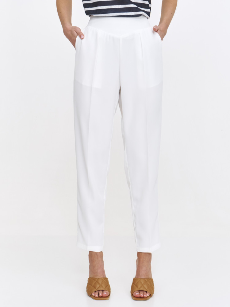 Białe spodnie z prostą nogawką w kant 