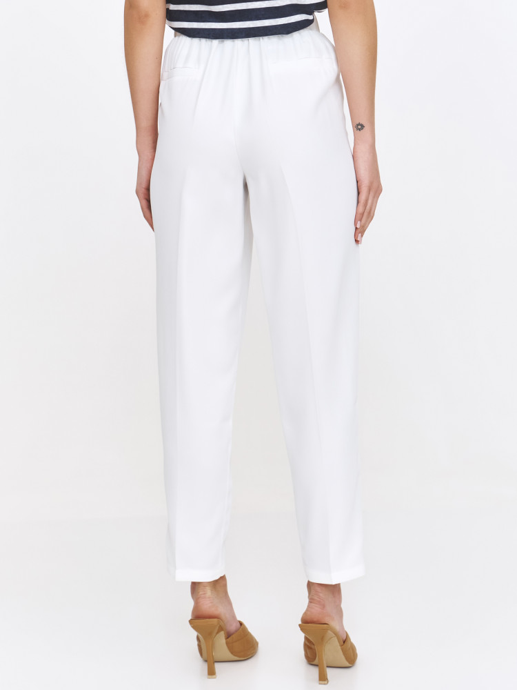 Białe spodnie z prostą nogawką w kant 