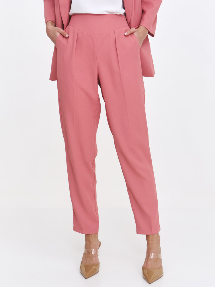 Różowe spodnie z prostą nogawką w kant 