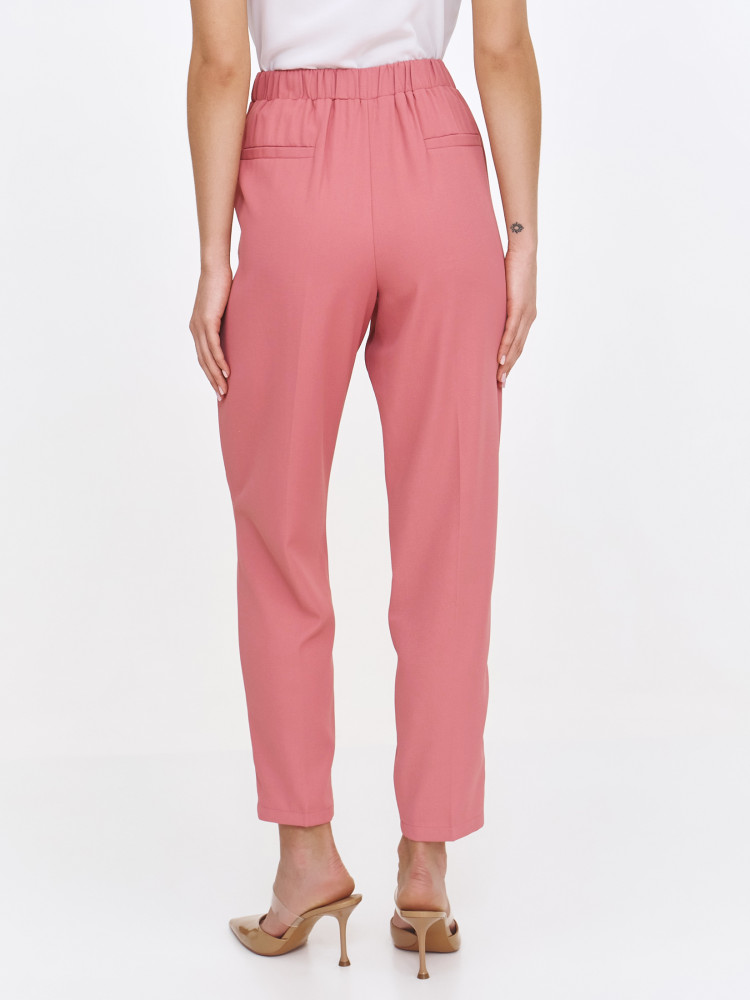 Różowe spodnie z prostą nogawką w kant 