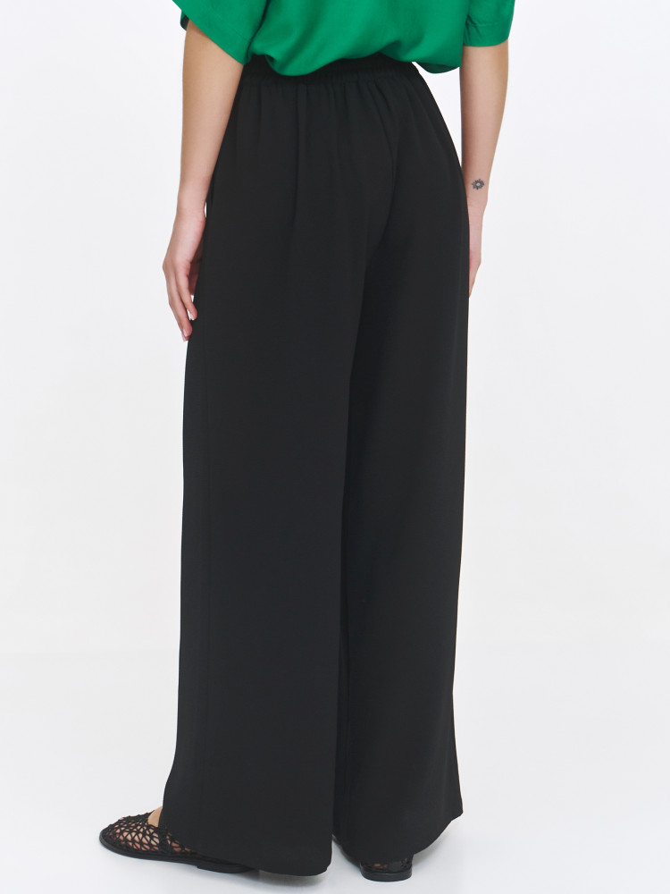 Czarne spodnie z szeroką nogawką 