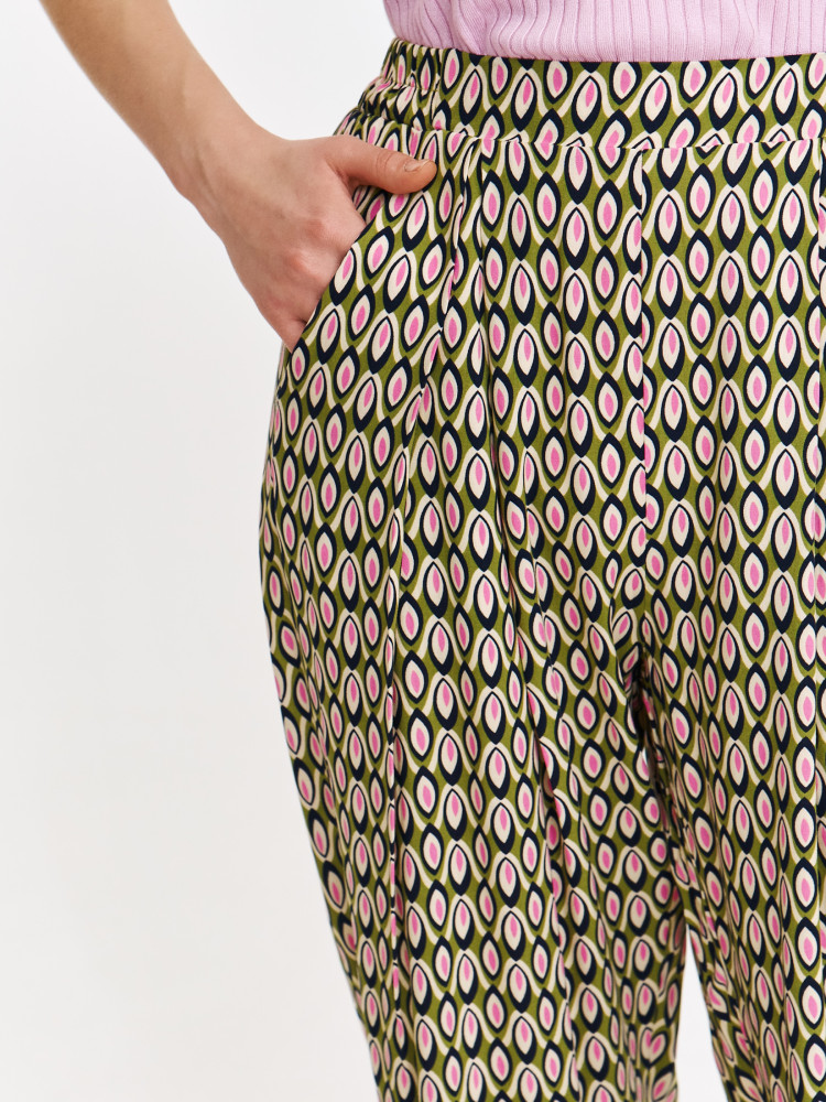 Wzorzyste spodnie z kolorowym printem 