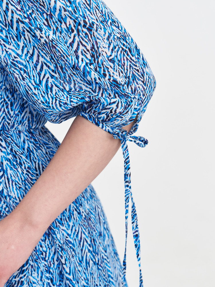 Wzorzysta sukienka midi z elastyczną gumą w talii 