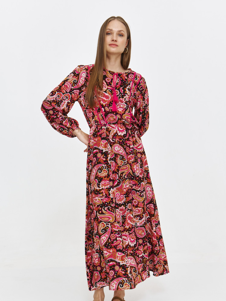 Romantyczna sukienka w orientalne wzory w kolorach różu