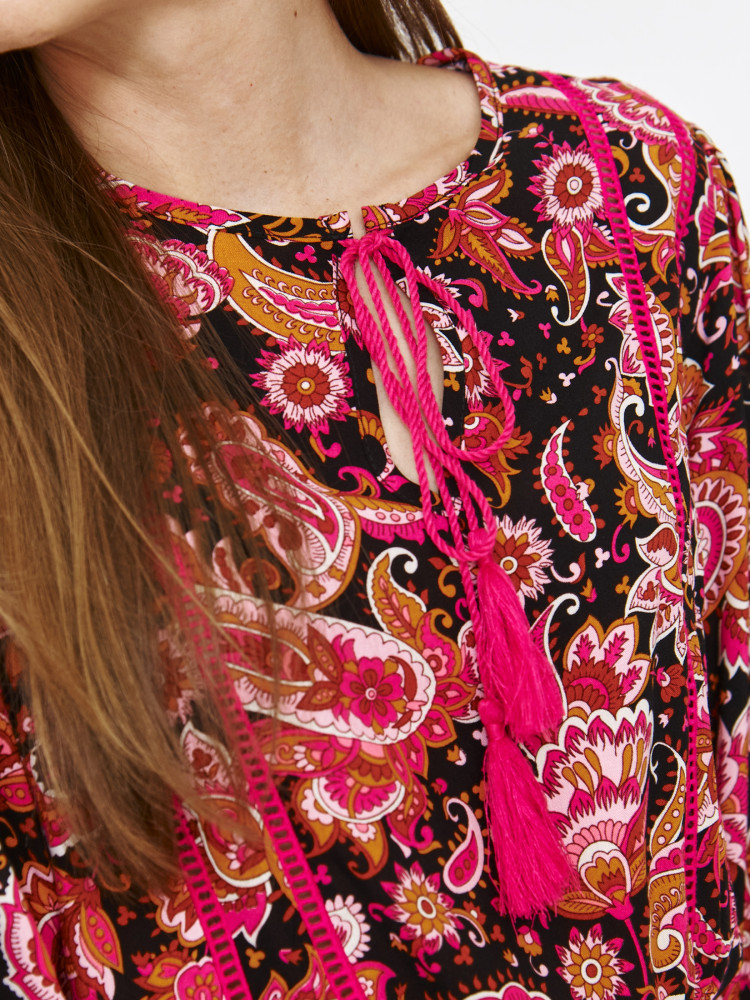 Romantyczna sukienka w orientalne wzory w kolorach różu