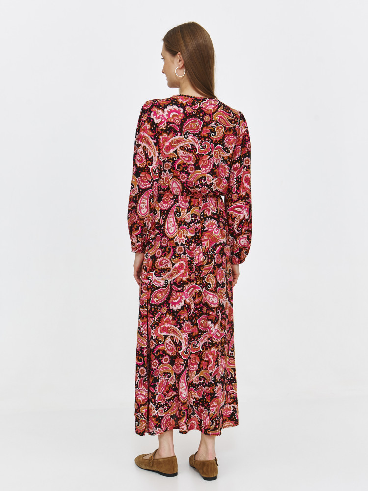 Romantyczna sukienka w orientalne wzory w kolorach różu