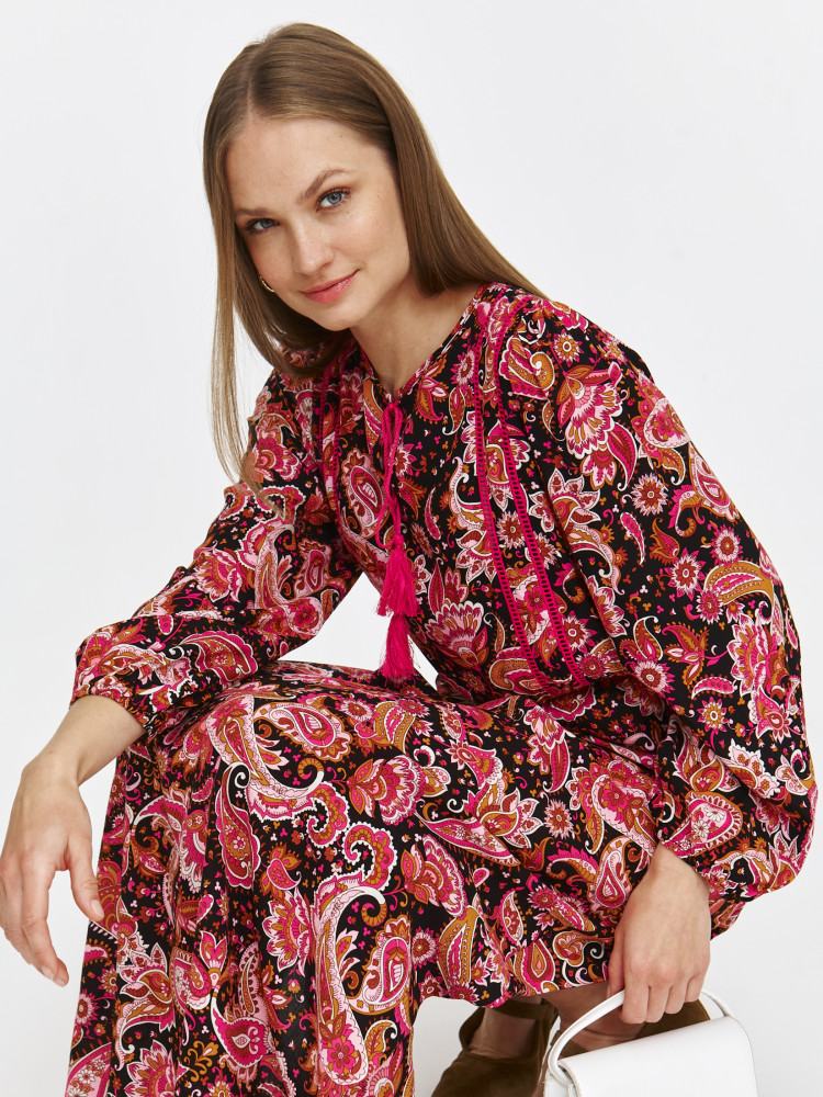 Romantyczna sukienka w orientalne wzory w kolorach różu