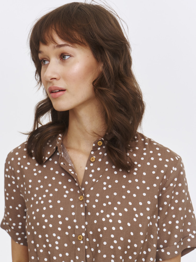 Beżowa sukienka z wiązaniem w pasie 