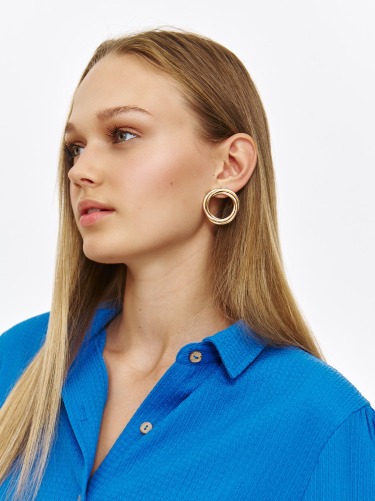 Niebieska szmizjerka z fakturą 