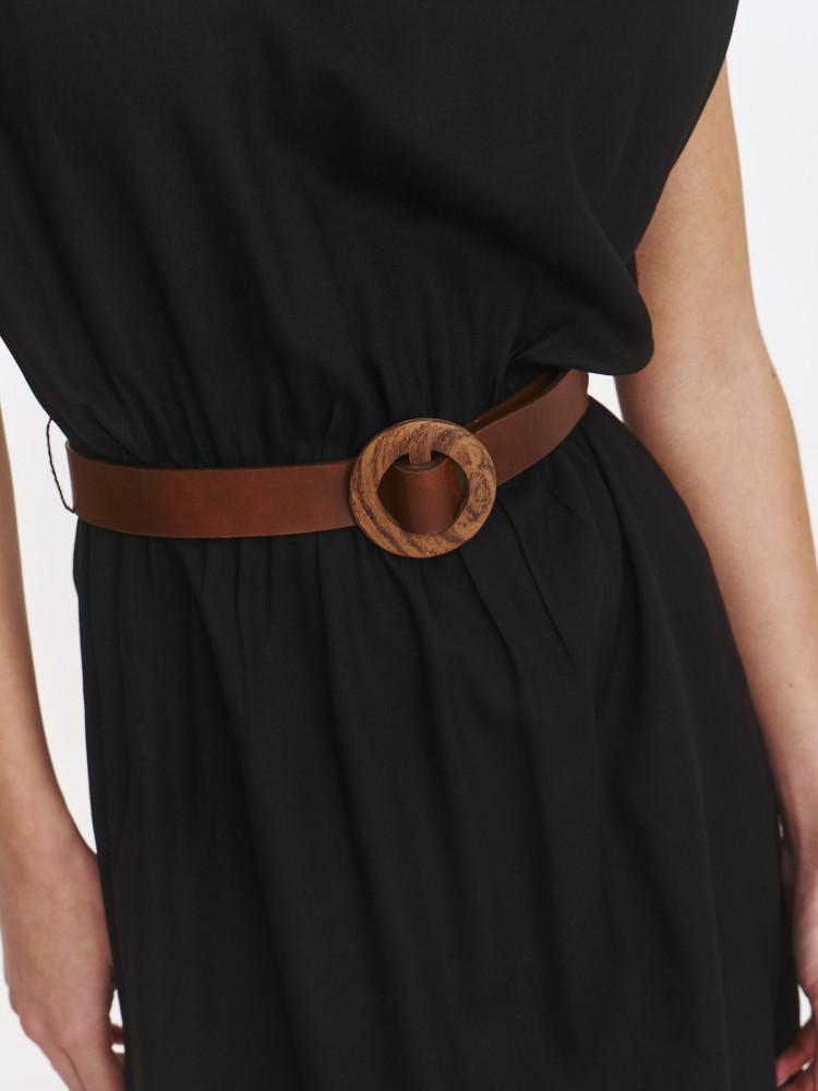 Czarna sukienka z efektownymi ramionami  Czarna sukienka z efektownymi ramionami