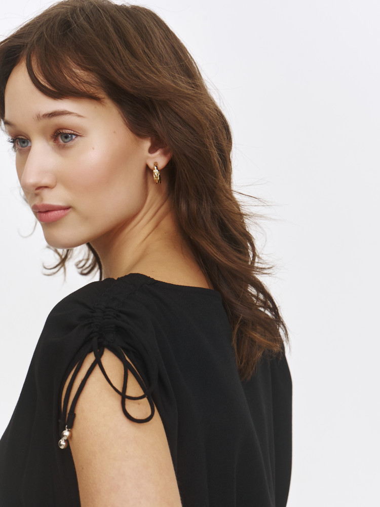 Czarna sukienka z efektownymi ramionami  Czarna sukienka z efektownymi ramionami