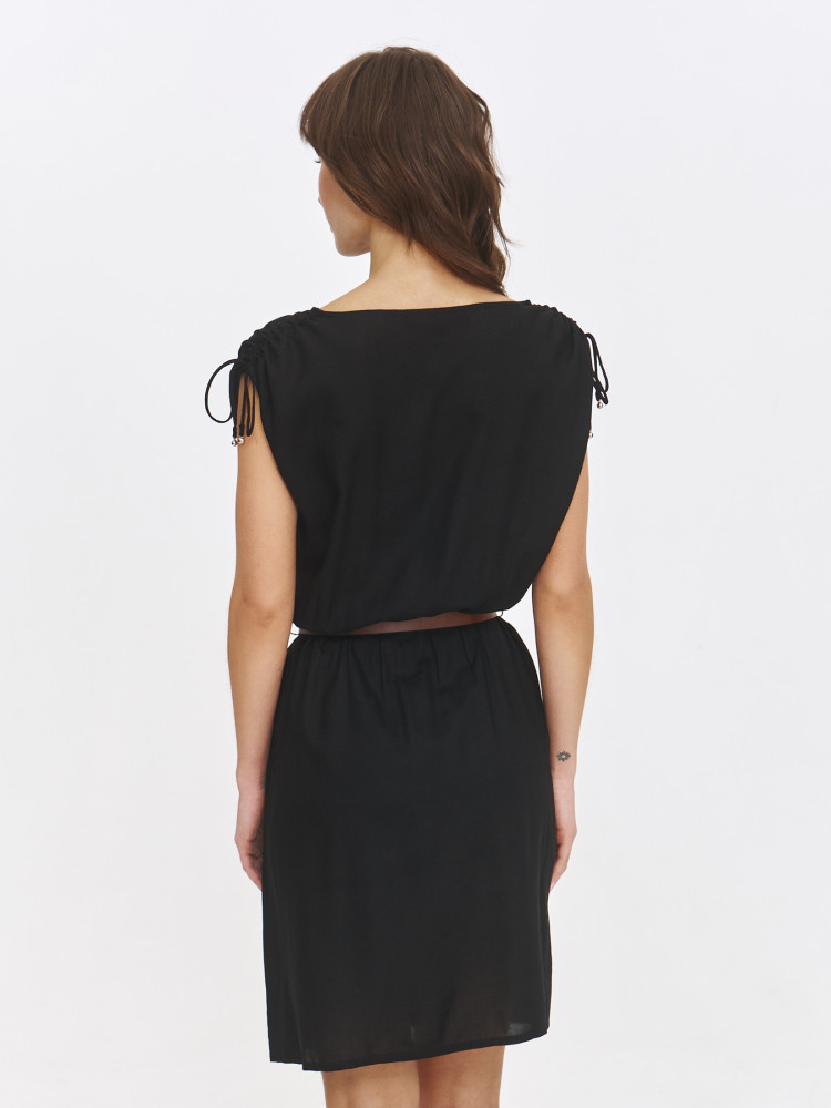 Czarna sukienka z efektownymi ramionami  Czarna sukienka z efektownymi ramionami