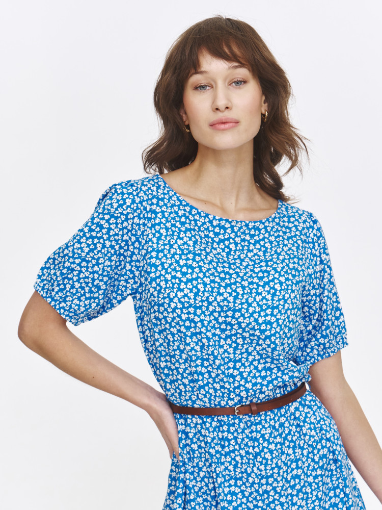 Zwiewna sukienka z printem w kwiaty o długości maxi 