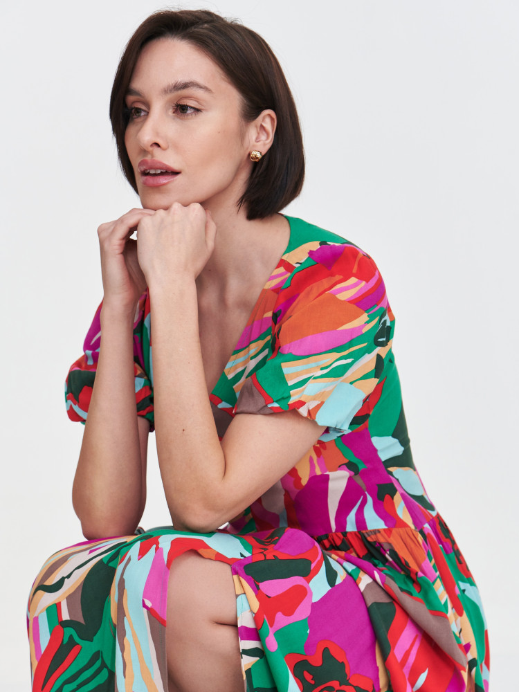 Multikolorowa sukienka z dekoltem w V