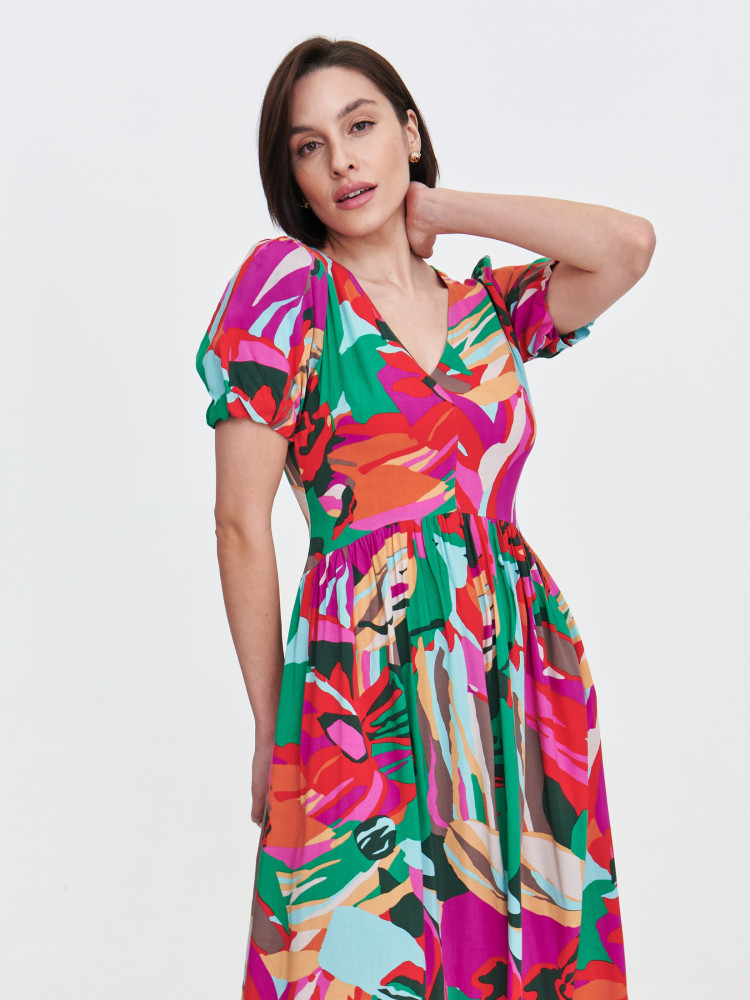 Multikolorowa sukienka z dekoltem w V