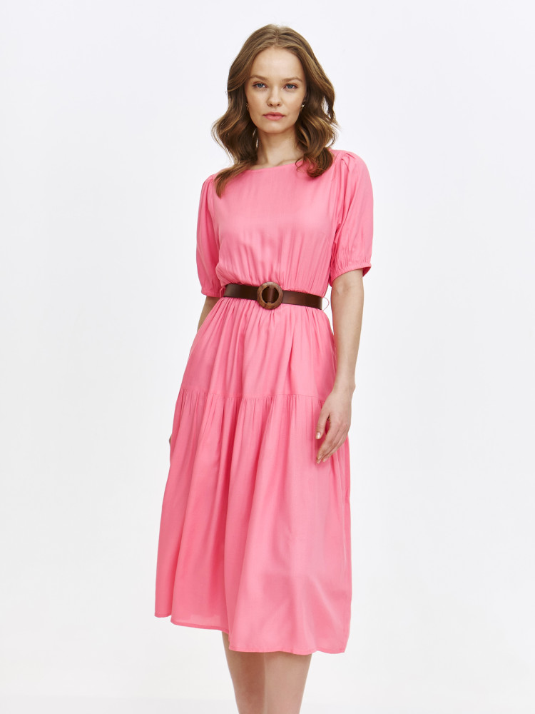 Różowa sukienka z falbaniastym dołem 