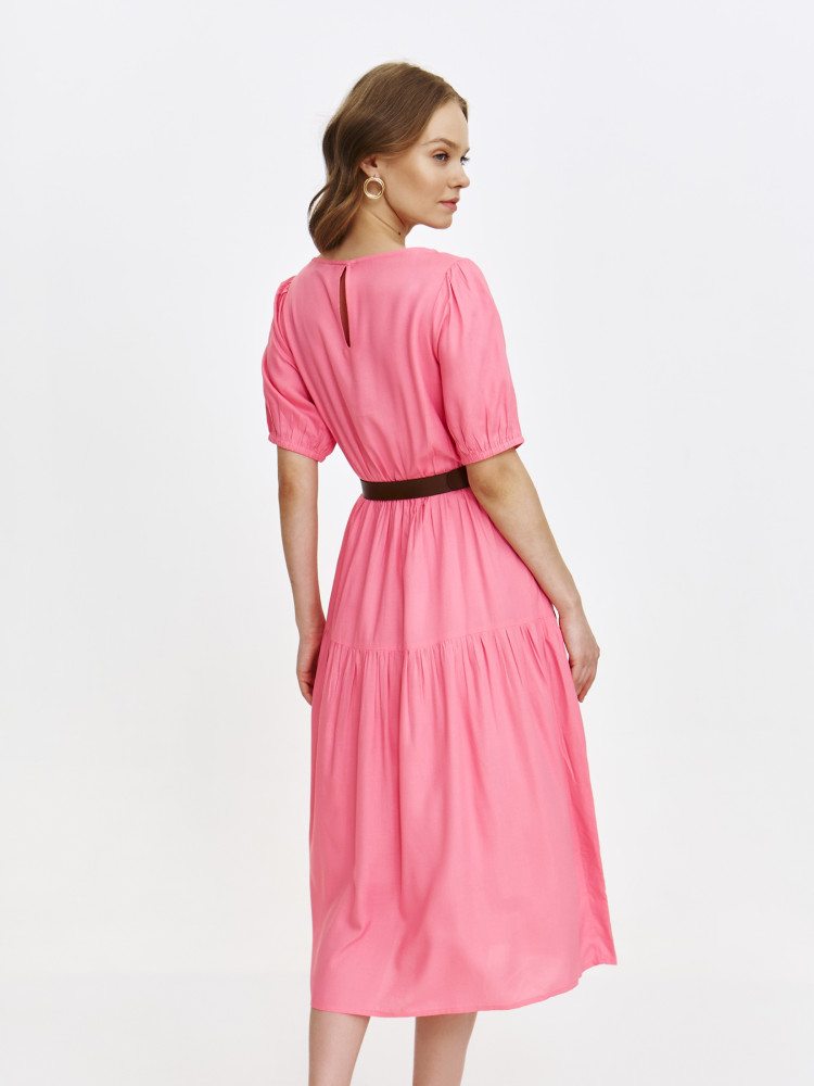 Różowa sukienka z falbaniastym dołem 