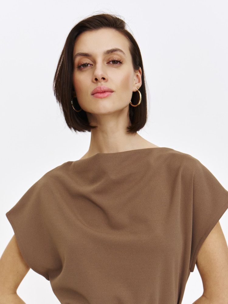 Tkaninowa mini sukienka z paskiem 