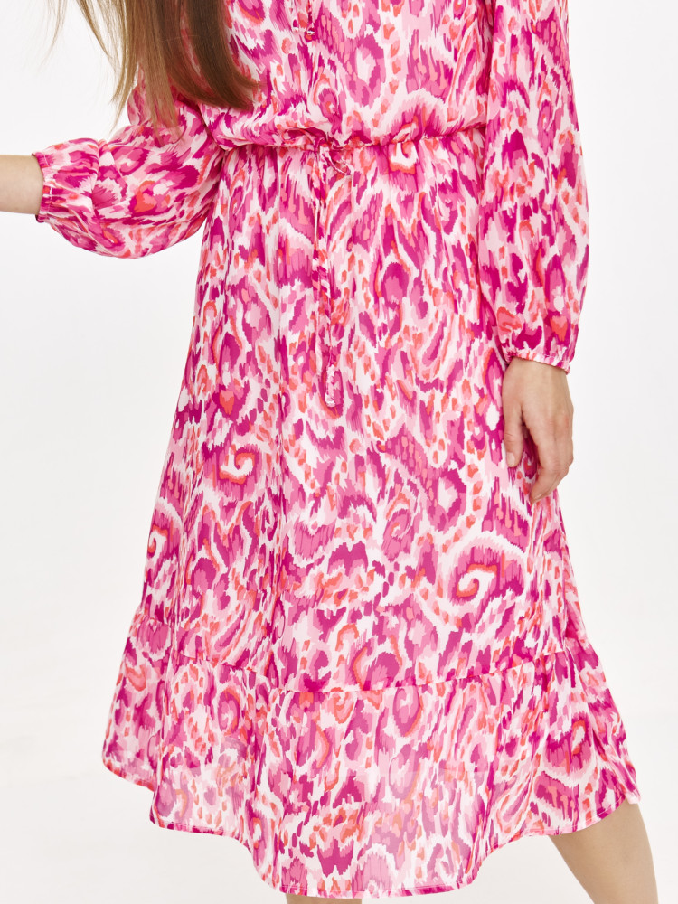 Zwiewna kobieca sukienka z różowym printem 