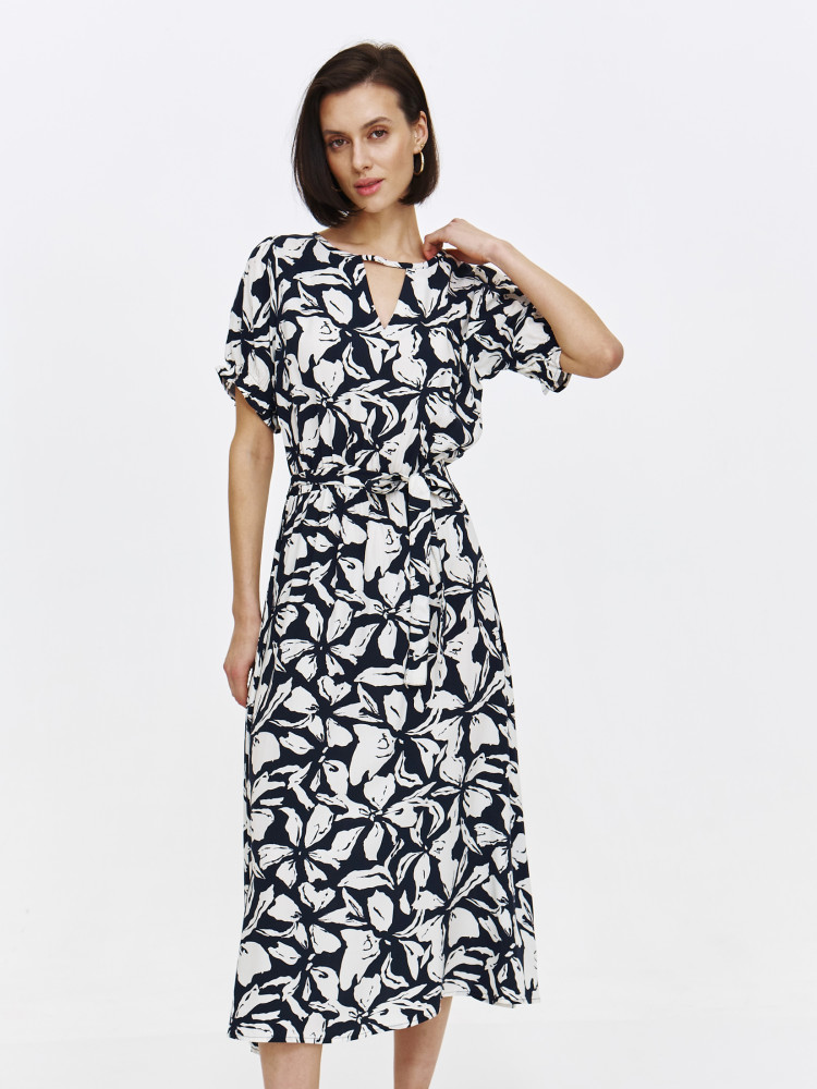 Granatowa sukienka w kwiaty o długości midi 