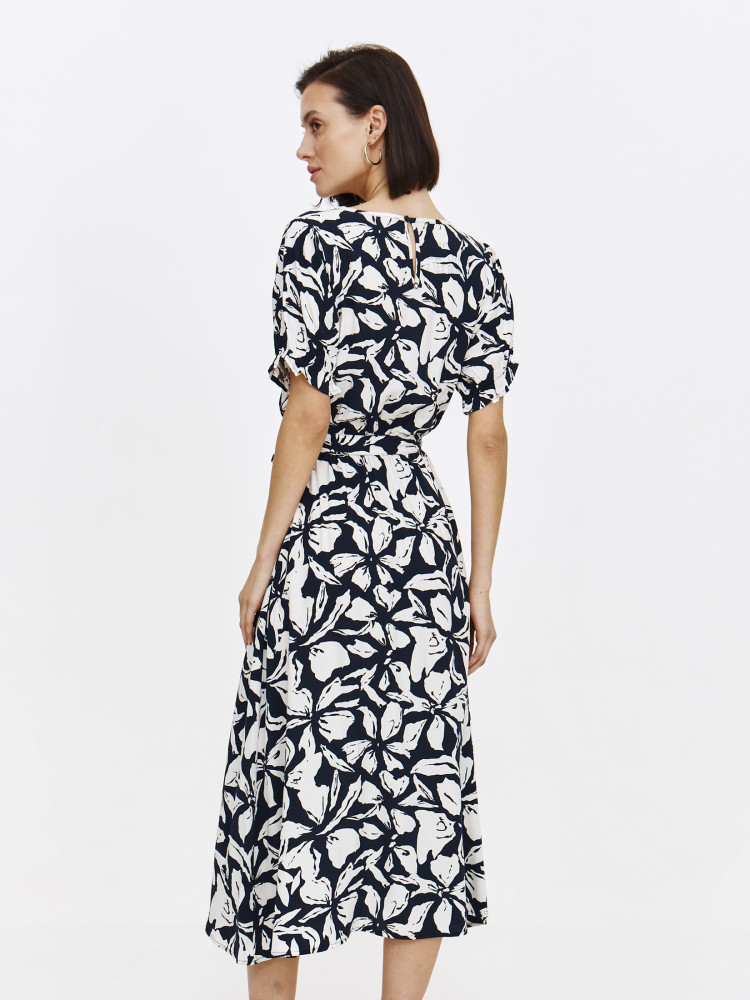 Granatowa sukienka w kwiaty o długości midi 