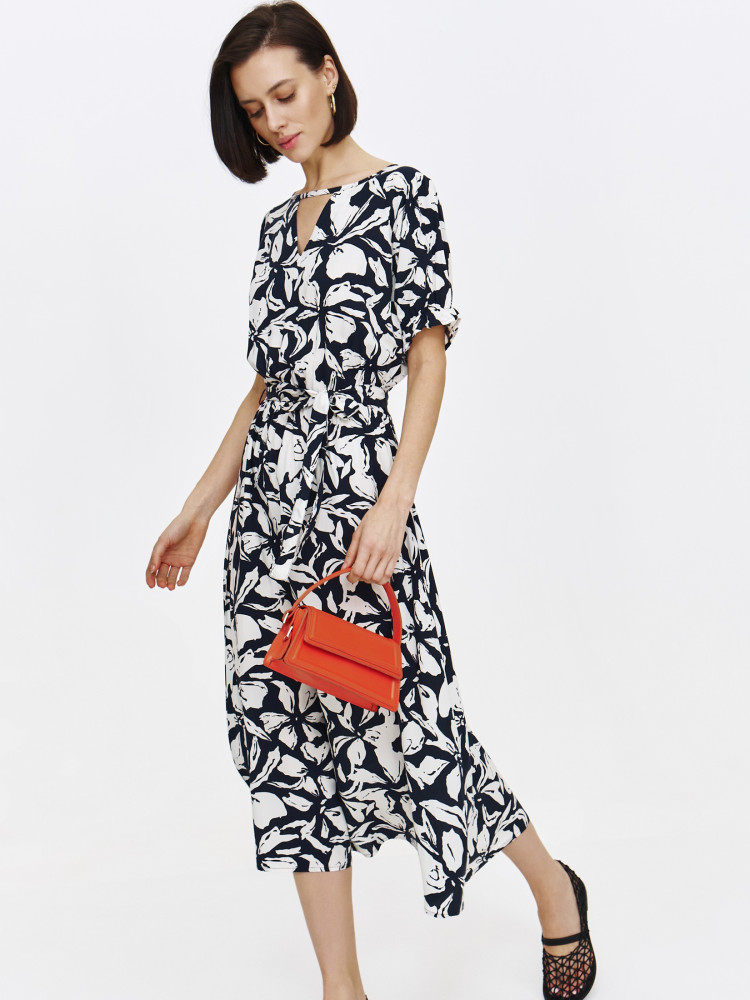 Granatowa sukienka w kwiaty o długości midi 