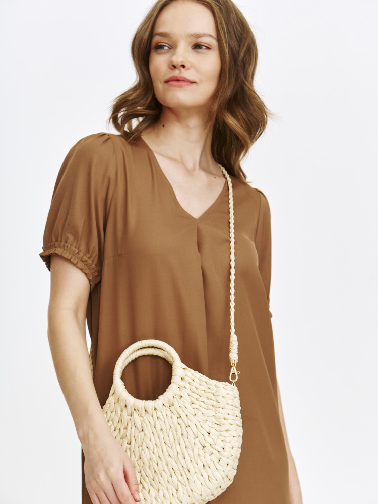 Beżowa prosta sukienka z dekoltem v-neck 