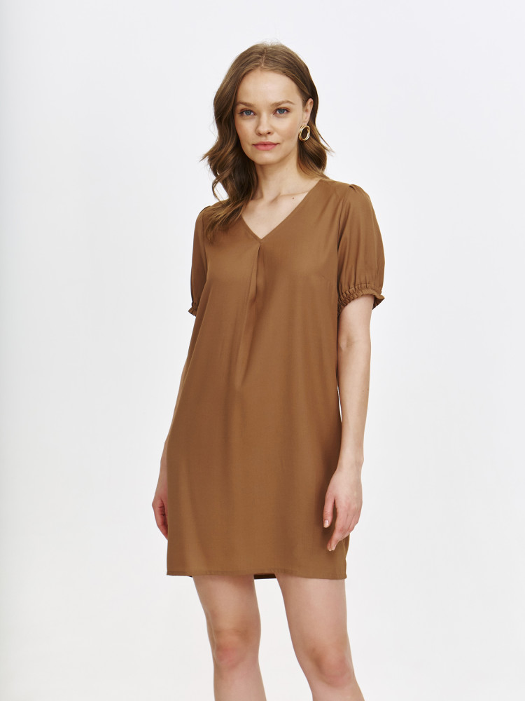 Beżowa prosta sukienka z dekoltem v-neck 