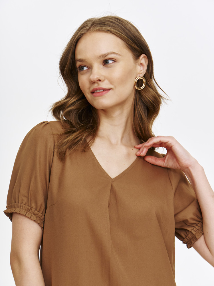 Beżowa prosta sukienka z dekoltem v-neck 