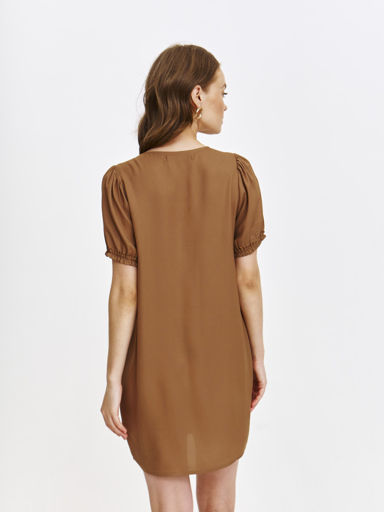 Beżowa prosta sukienka z dekoltem v-neck 