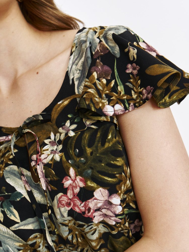 Krótka sukienka z botanicznym printem 