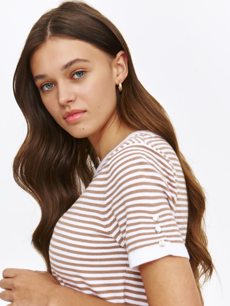 Dopasowany sweter w brązowe paski z krótkim rękawem  Dopasowany sweter w brązowe paski z krótkim rękawem