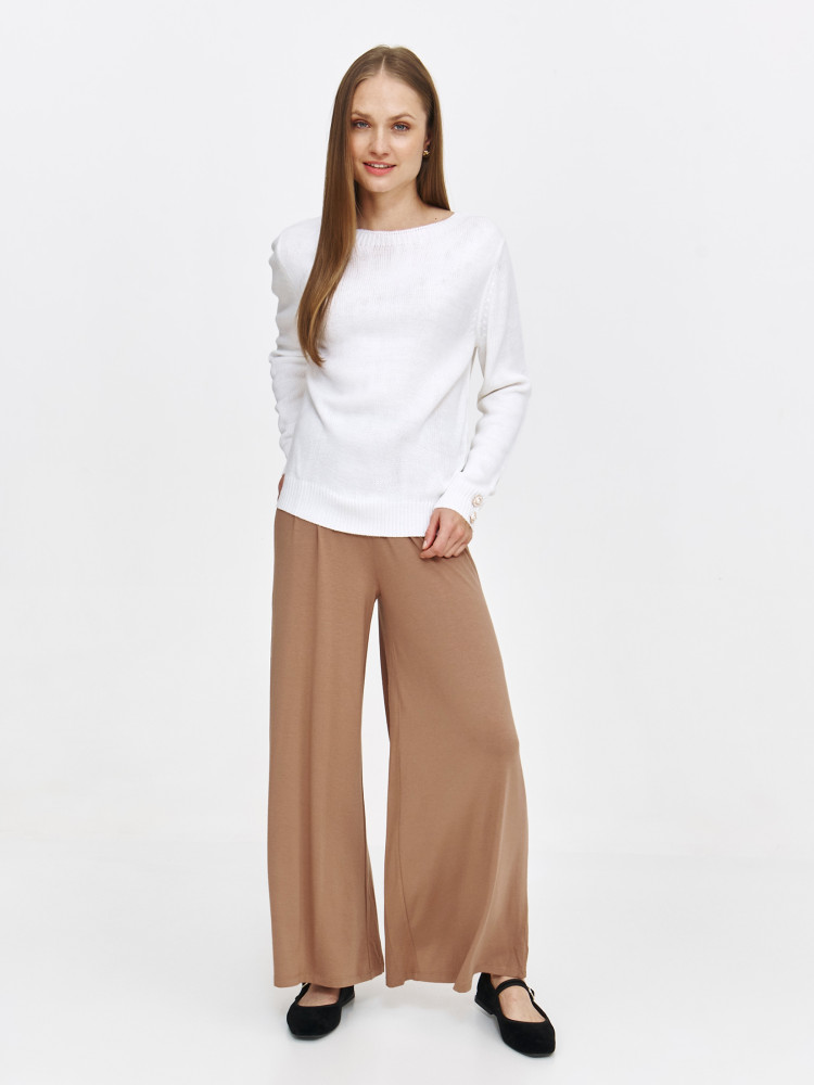 Biały sweter z dekoracyjnymi guzikami na rękawach 