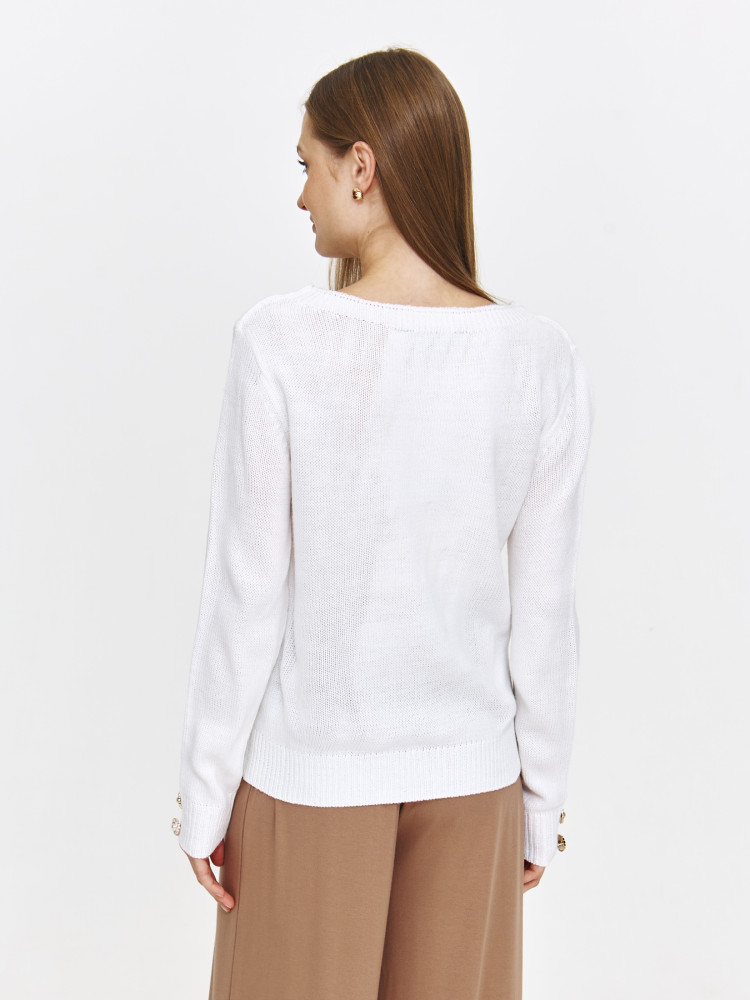 Biały sweter z dekoracyjnymi guzikami na rękawach 