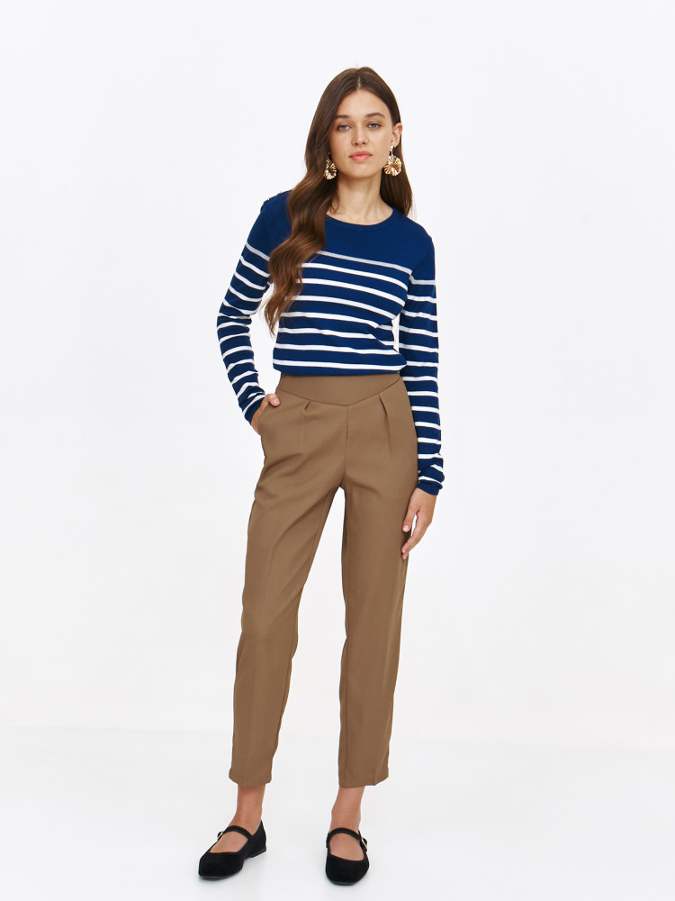 Granatowy sweter w paski w stylu marynarskim 