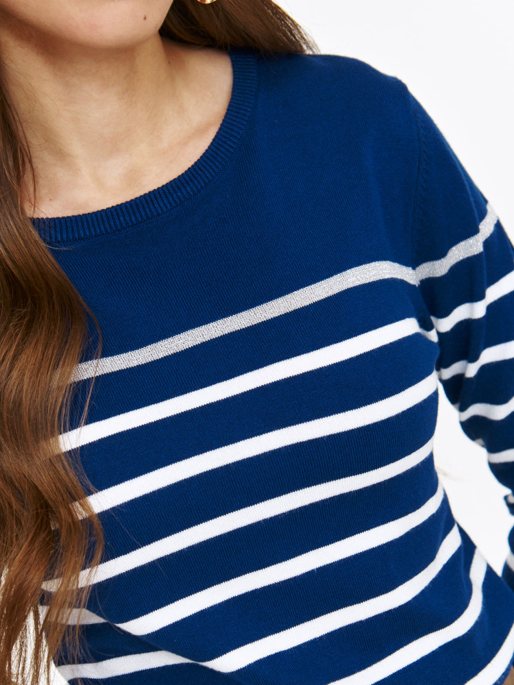 Granatowy sweter w paski w stylu marynarskim 