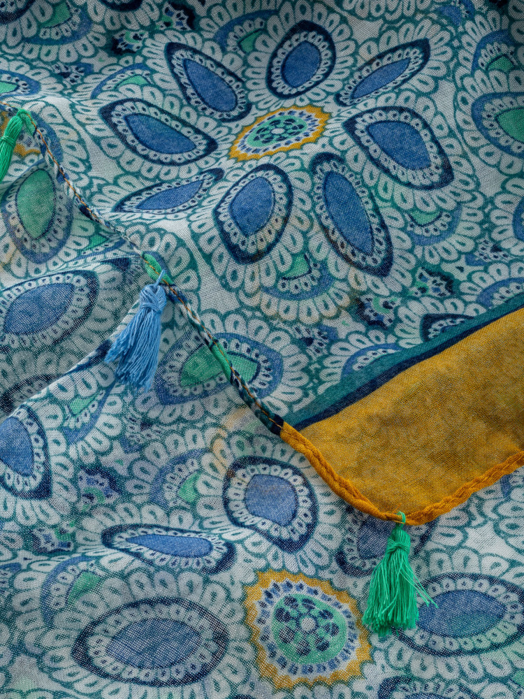 Szal z efektownym wzorem 