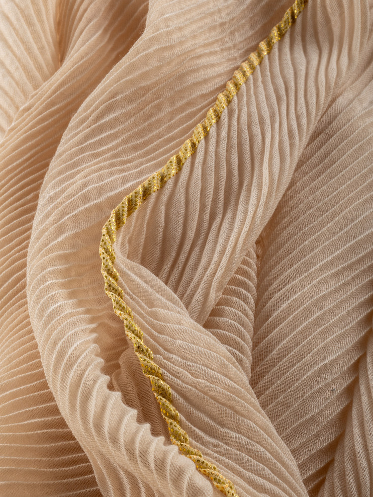 Beżowa apaszka z plisowaną fakturą 