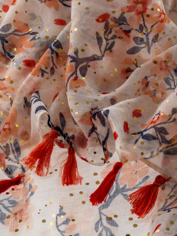 Zwiewny szal z frędzlami 