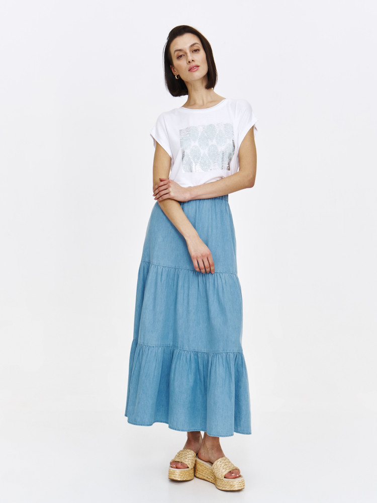 Biały top ze srebrnym nadrukiem na środku 