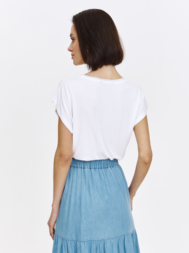 Biały top ze srebrnym nadrukiem na środku 