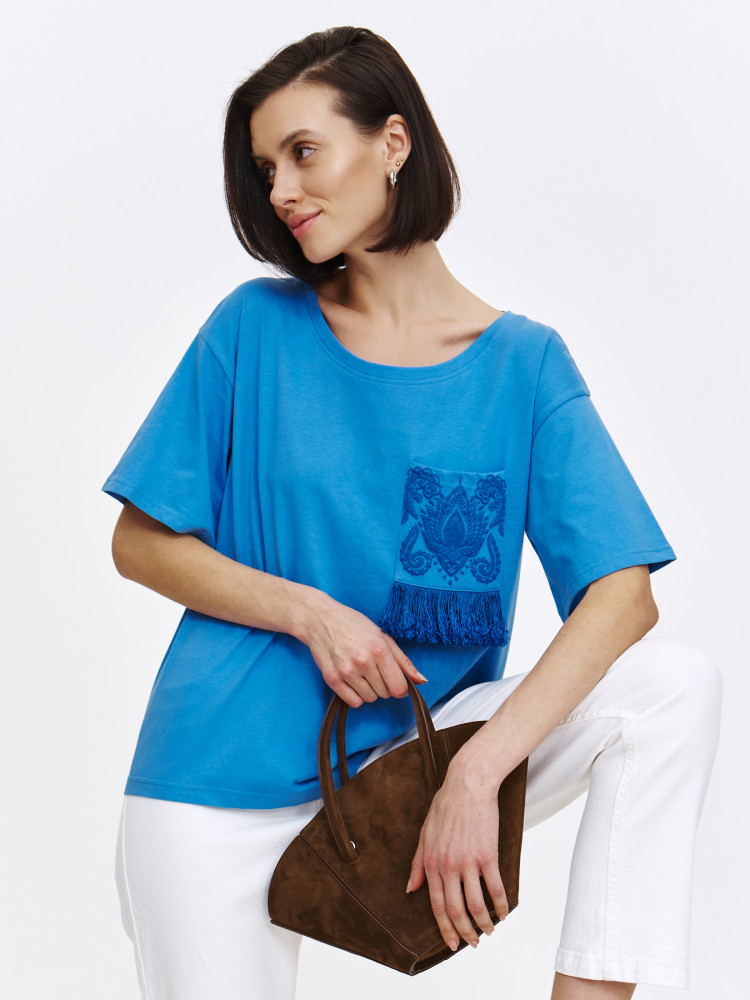 Niebieski T-shirt z boho kieszonką 