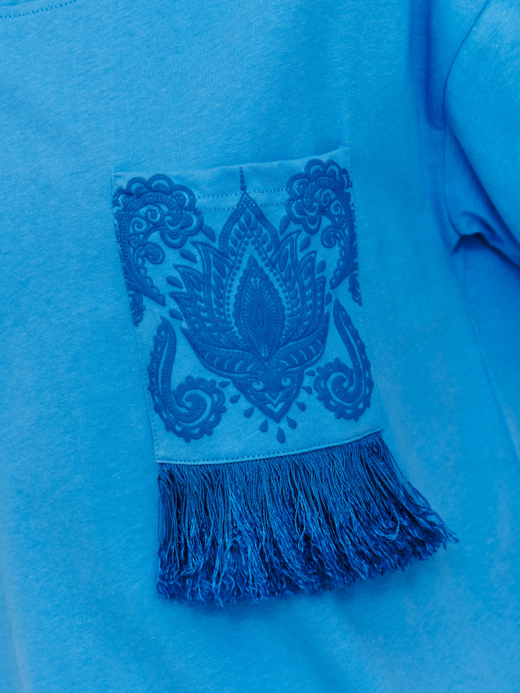 Niebieski T-shirt z boho kieszonką 