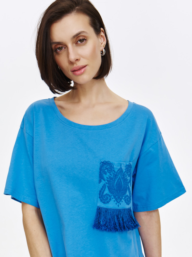 Niebieski T-shirt z boho kieszonką 