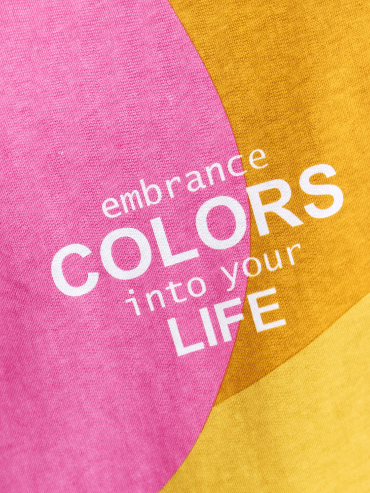 Biały t-shirt z różowo-żółtym printem 